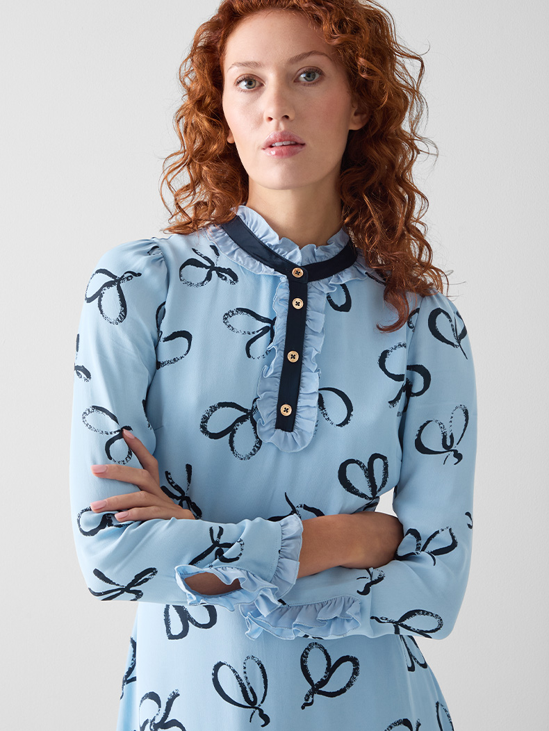 2026年新款印花木耳边蓝色连衣裙